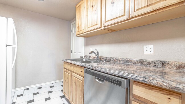 Building Photo - Cozy home awaiting you