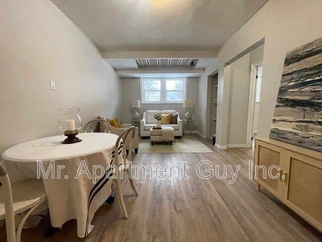 Building Photo - 2 Balsam Ave S