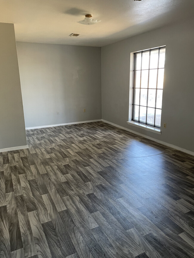 Building Photo - 906 Sagebrush