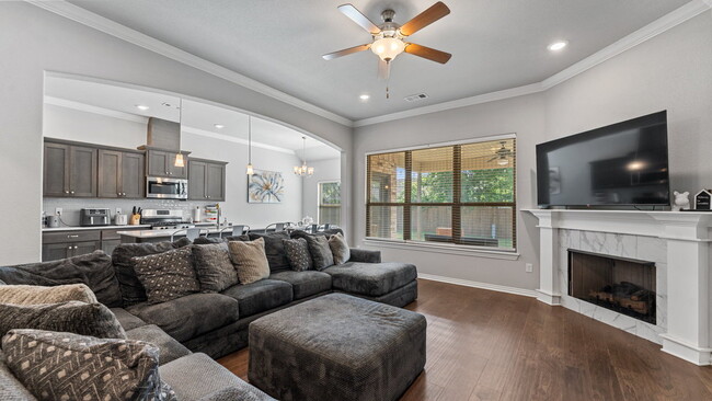 Foto del edificio - Spacious 4-Bedroom Gem