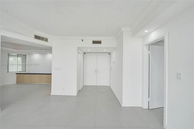 Building Photo - 20281 E Country Club Dr