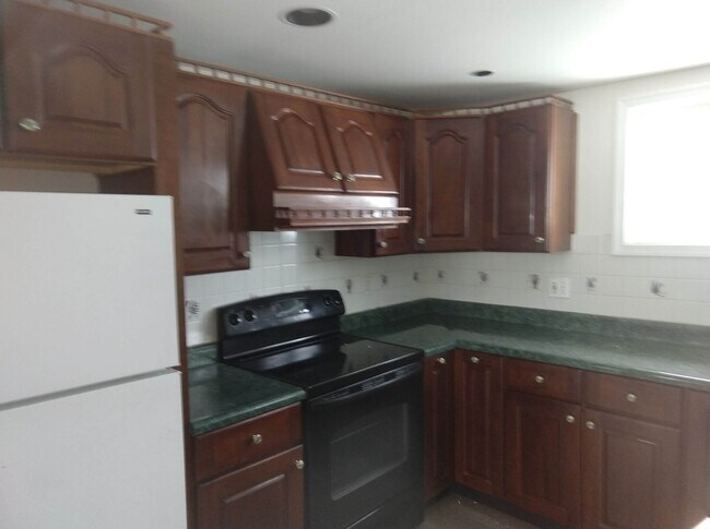 Kitchen - 405 W Moreland Rd