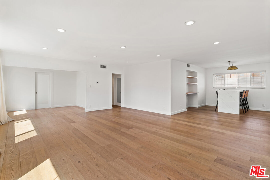 Primary Photo - 1525 Hayworth Ave