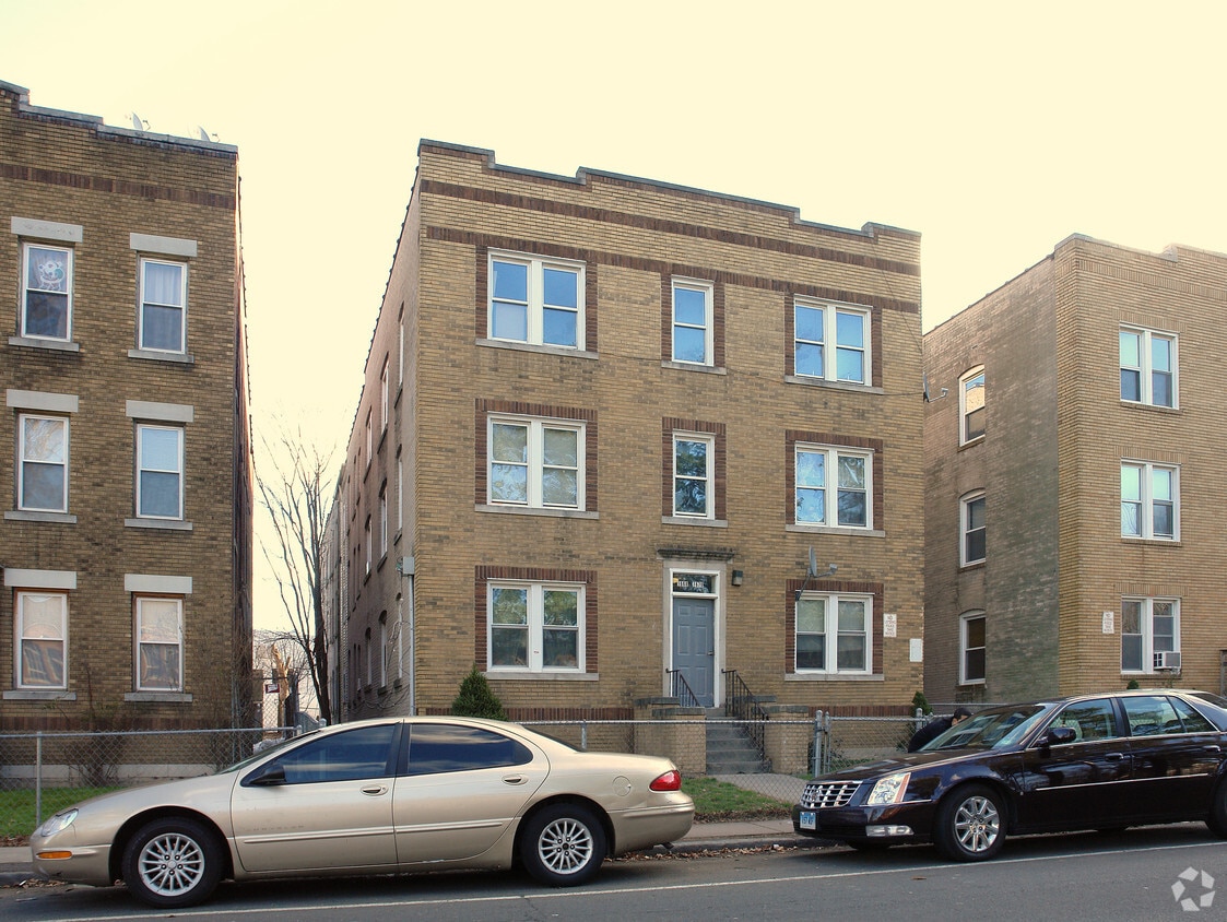 Front Entrance - 1650-1670 Broad St