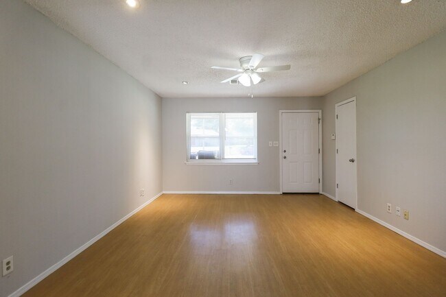 Building Photo - 2 Bed / 1 Bath in Glenpool!
