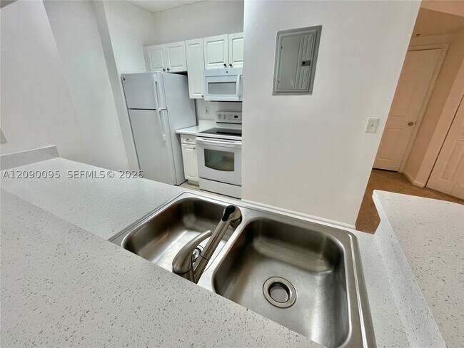 Foto del edificio - 17125 N Bay Rd