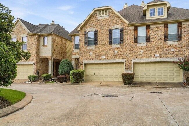 Building Photo - 2711 Wallingford Pnes