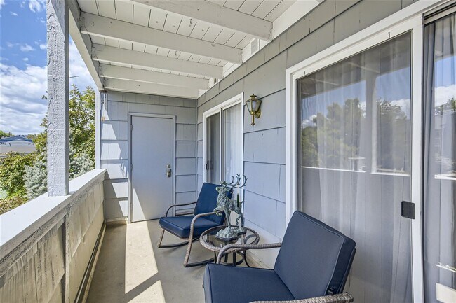 Building Photo - Updated 2 Bed 2 Bath Hunter Creek Condo W/Community Pool