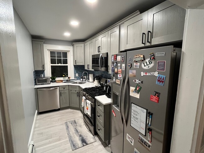 Recently renovated kitchen with gas cooking - 101 Elm St