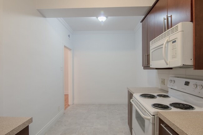 Building Photo - 6211 Av. Lennox