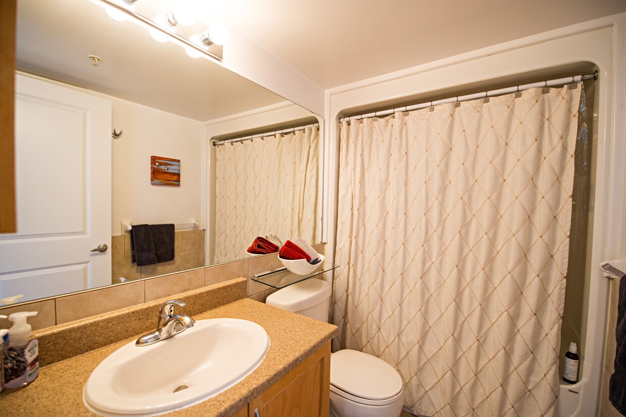 Building Photo - Hillside Suites