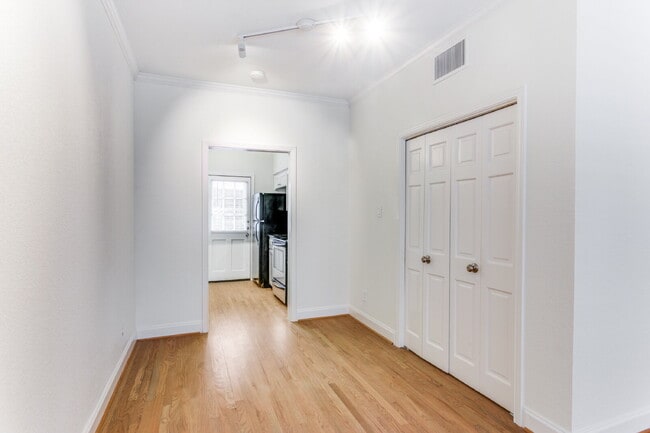 Building Photo - 4405 Bellaire Dr S