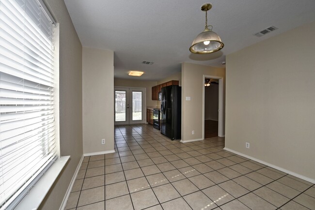 Foto del edificio - GREAT LOCATION: 1604 & SHAENFIELD | 3 BEDS...