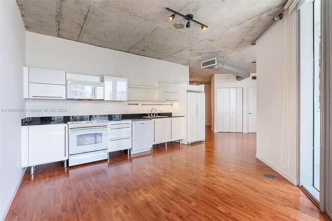 Foto del edificio - 690 SW 1st Ct