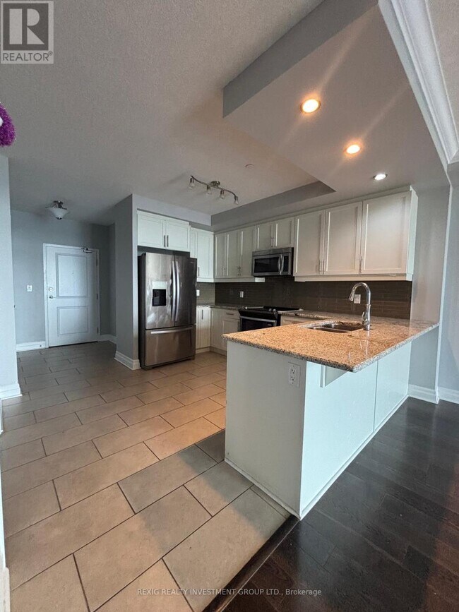 Photo du bâtiment - 240-240 Villagewalk Blvd