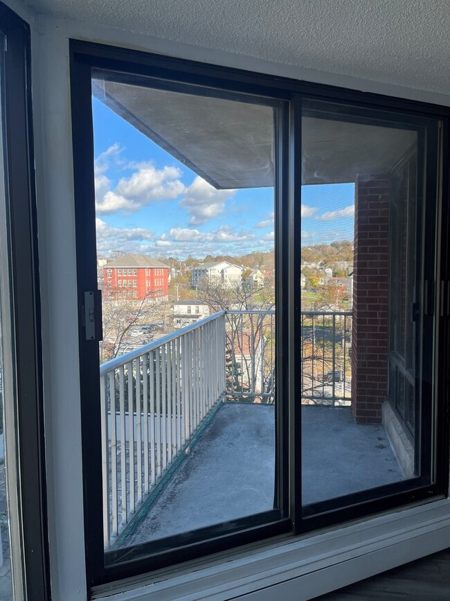 Building Photo - ONE BEDROOM APARTMENT LOCATED IN THE HEART...