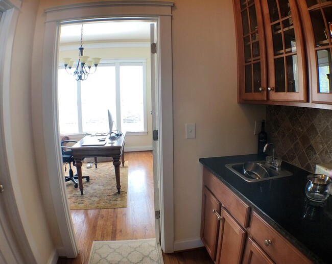 Building Photo - Spacious 3BR 2.5BA + Den Charleston Style ...