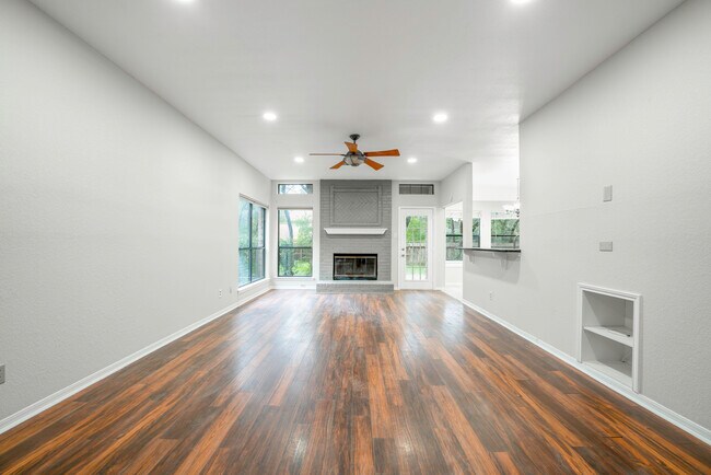 Foto del edificio - 903 Oaklands Dr