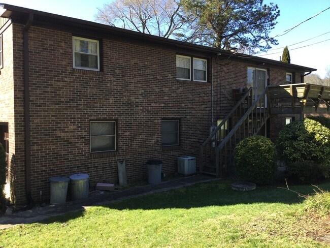 Building Photo - 3 Bedroom 2 Bathroom Home in Hendersonville!!