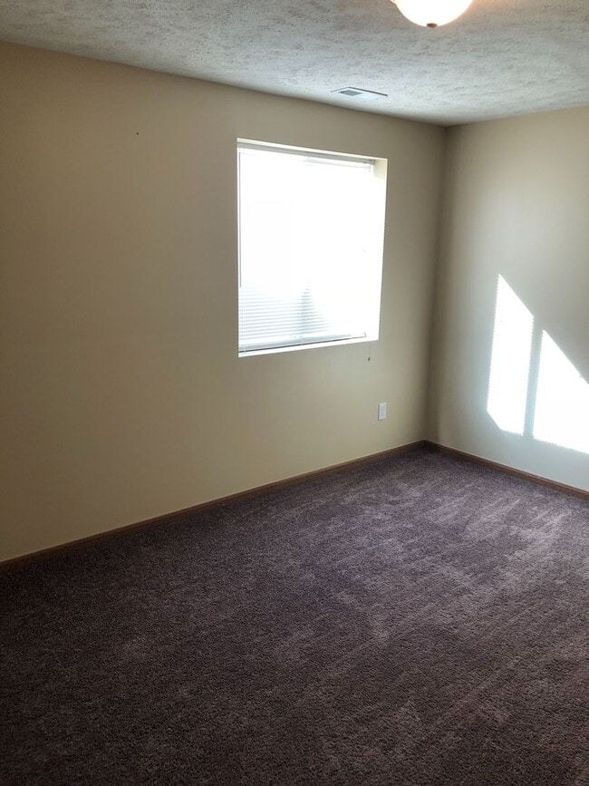 Building Photo - Newer Construction Excellent Family Neighborhood