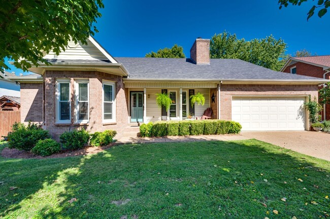 Building Photo - Awesome Fully Furnished 3BE/2BA in the Gre...
