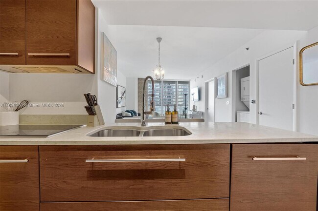 Building Photo - 485 Brickell Ave