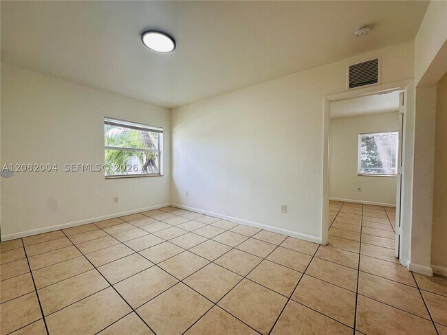 Foto del edificio - 573 NE 82nd St