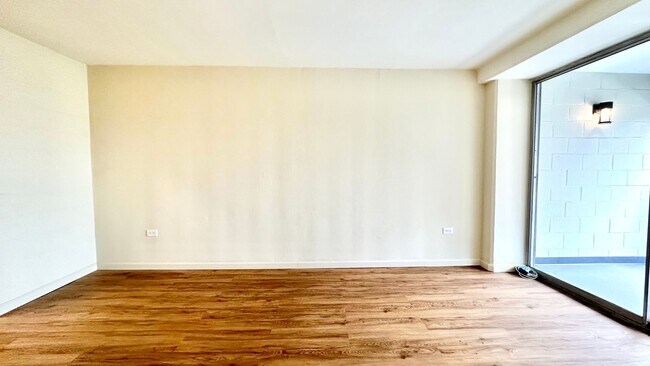 Foto del edificio - SPACIOUS 1 BED/1 BATH/1 PARKING w/ LANAI - AVAILABLE NOW in TOWN HOUSE - Conveniently Located!