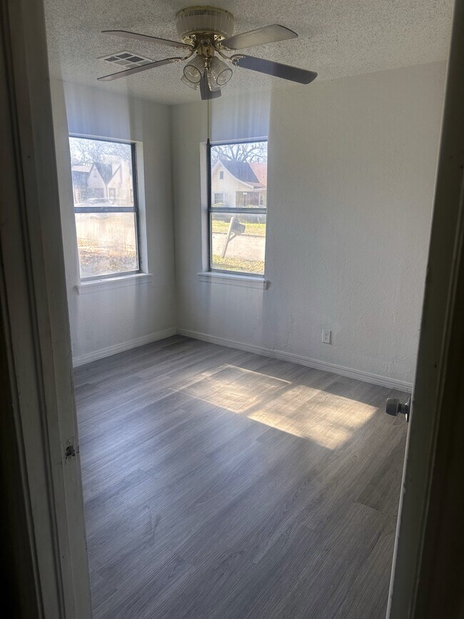 Foto del edificio - 1106 S High School St