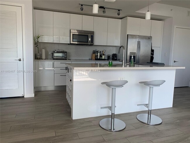 Building Photo - 999 SW 1st Ave