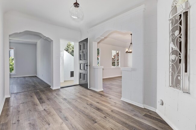 Building Photo - 145-147 N Clark Dr