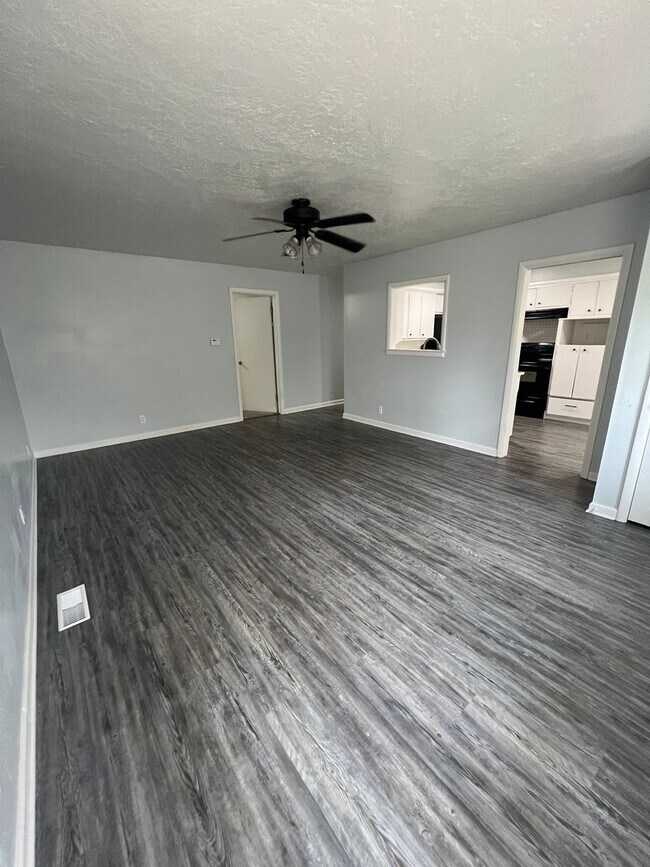 Building Photo - Must see 3 bed, 2 bath home near Downtown ...