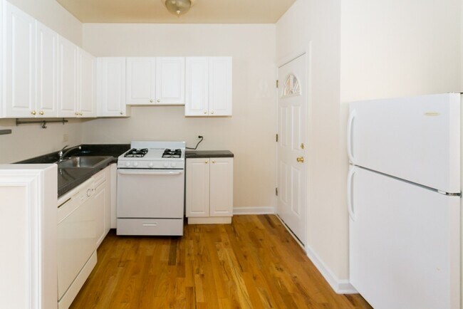 Foto del edificio - 3727 N Pine Grove Ave