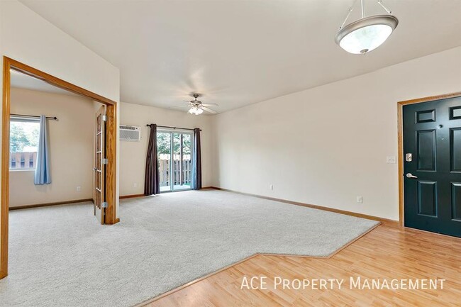 Building Photo - 1632 Evergreen Dr