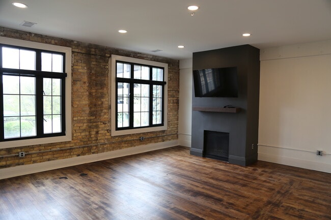 Building Photo - 121 Michigan Ave W