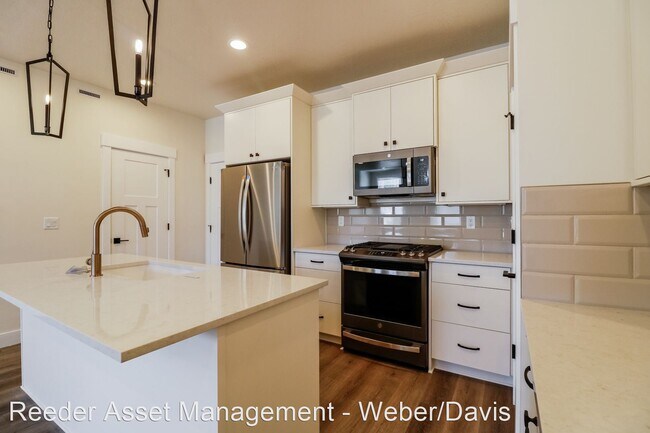 Building Photo - 4 br, 3.5 bath House - 777 North 2050 West...