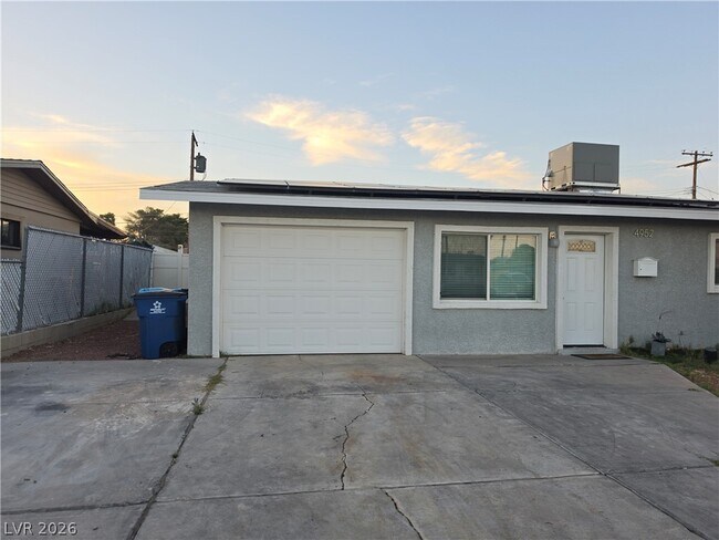 Foto del edificio - 4952 E Harmon Ave