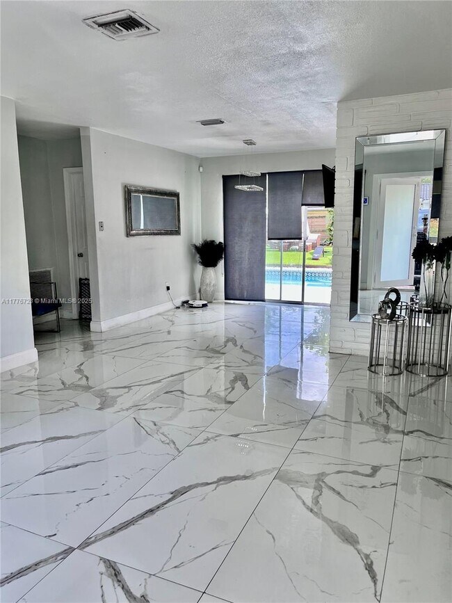 Foto del edificio - 7070 Raleigh St