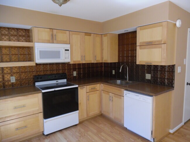 Foto del edificio - 3BR Townhome - Northampton School District