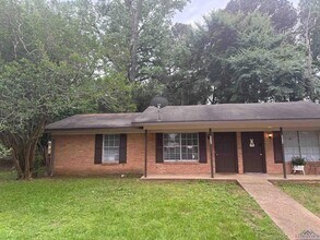 Building Photo - 605 Circle Dr