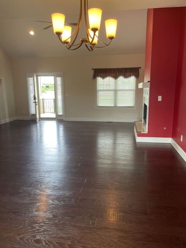 Building Photo - Get Ready to MOVE IN !!!!!