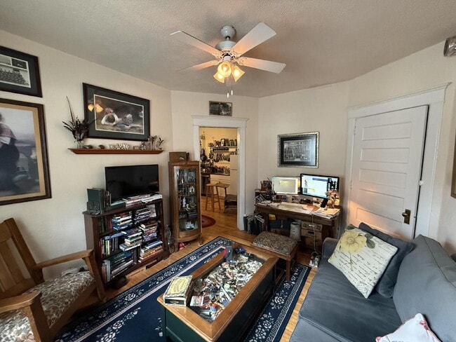 Foto del edificio - Private Second Floor one bedroom flat in Historic Lowry Hill - Walking distance to transit and la...