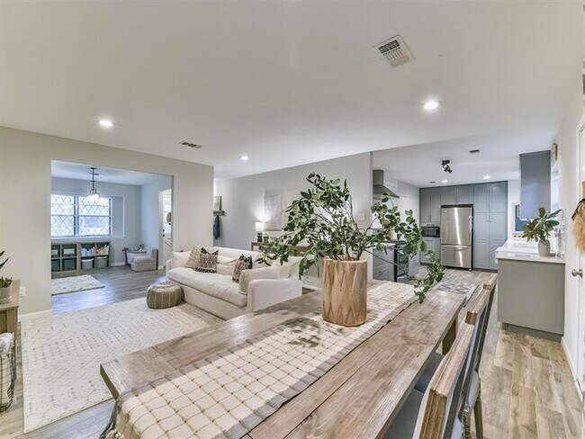 Building Photo - 401 Reta Dr