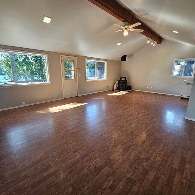 Foto del edificio - Beautiful lake front 3 bedroom home