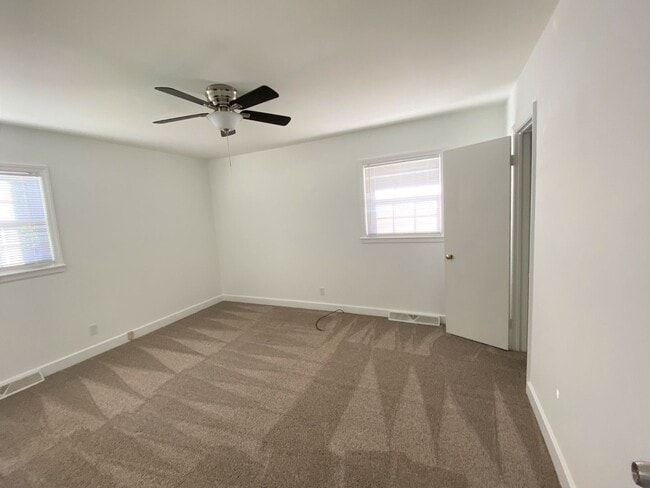 Building Photo - ~~ Cute 3-bedroom Brick Ranch located in B...