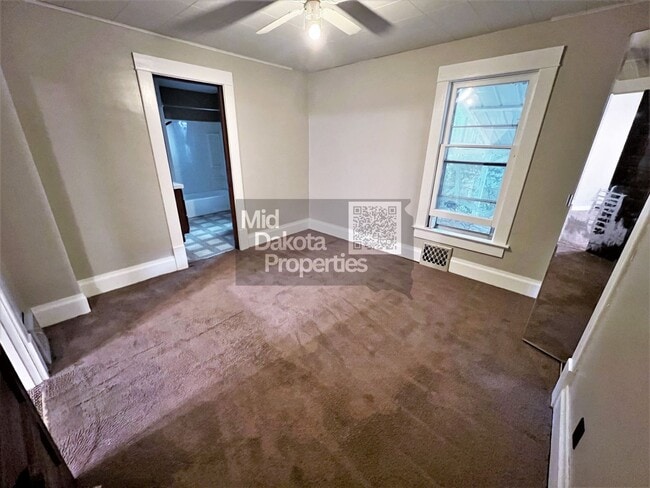 Foto del edificio - 908 E 3rd- 2 bedroom house