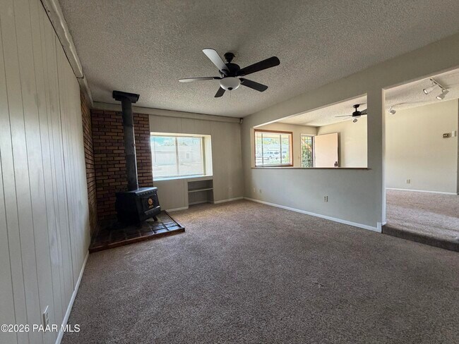 Foto del edificio - 366 W Tamarack Ln