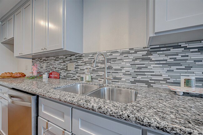 Foto del edificio - 2022 Highland Hills Dr