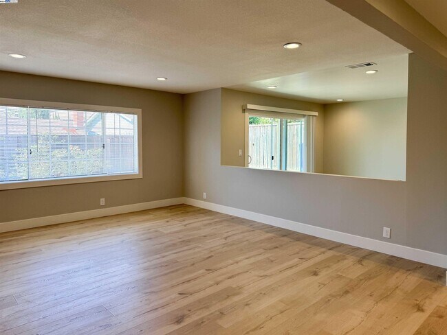 Building Photo - 2071 Seacliff Dr