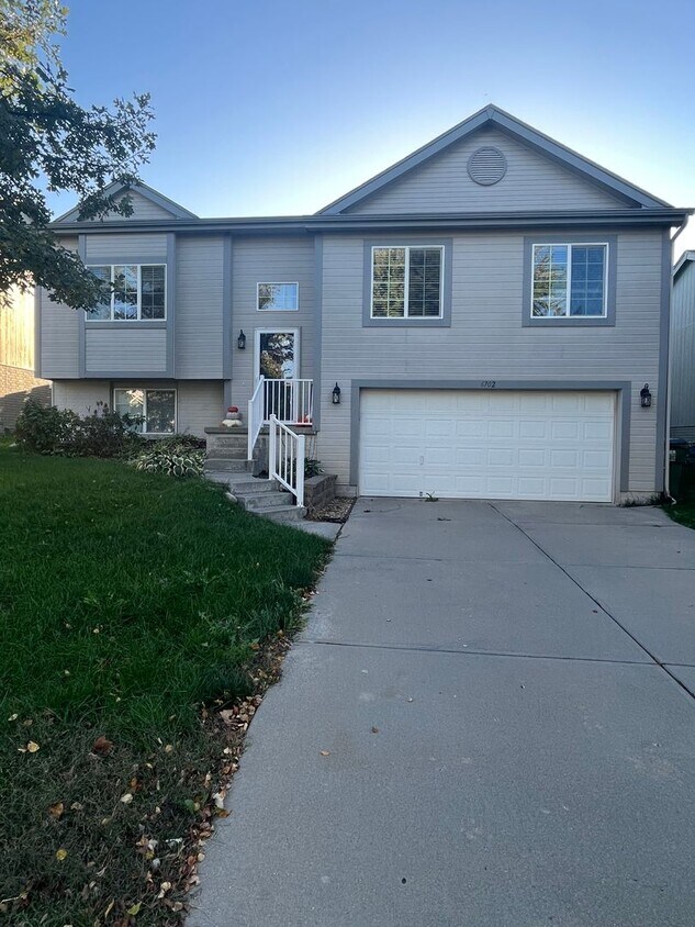 3 Bedroom Close To Standing Bear Lake!! House Rental in Omaha, NE
